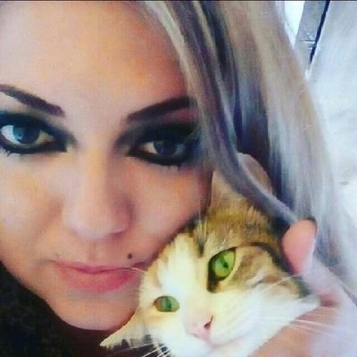 Distinguida sabelotodólogos. Lic Informática ,Activista, De Izquierda,autodidacta, ecologista,Critica, Analista,consejera y algo mas.Mujer Alfa novia fugitiva