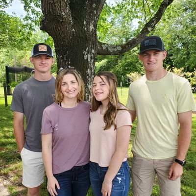 Wife to Chad. Mom to Dillon, Chandler and Gracie. 💕 Living our best life! 🍎⚾️🏐🎤