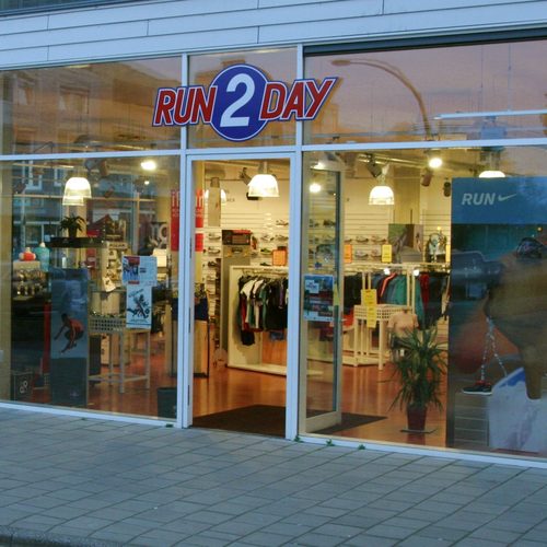 De complete hardloopwinkel voor de regio Twente met een ruim assortiment schoenen, kleding en accessoires, geschikt voor zowel topper als trimmer.