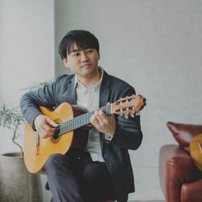 クラシックギタリストの小暮浩史です。中野区出身。早稲田大学教育学部卒。 東京を中心に活動しています。第60回東京国際ギターコンクール優勝✨ 演奏依頼、レッスン等の問い合わせはDM下さい❗オンラインでギターが学べる「こぐレッスン」もしてます🎵 ギターや日常のこと、いろいろつぶやきます。皆さんフォローお願いします😀