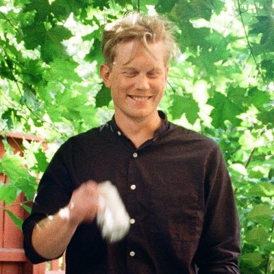 Premiumkille med ekonomiskt-oberoende-aura och scandal beauty-utseende med dunkla ideal och ockulta principer is no longer here