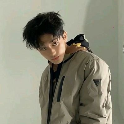 marklpi's profile picture. Ditulis oleh penggemar, sosok lelaki yang konon mampu setegas dan seterang sinar purnama sempurna pada bintang-bintang di sekitarnya. Mark Lee, 1999.