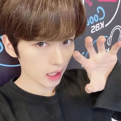 vsunoovr's profile picture. jake e eu rezando na missa das sete