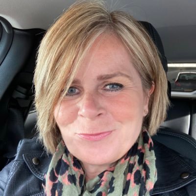 madamejojana's profile picture. Cymraes!