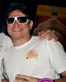 Eu sou eu e boi não lambe...se lamber eu corto a língua...(kkk)
Sou, divertido,amigo,antecioso,cuidadoso  é luto pelo meus objetivos.
Trabalho na empresa 3K.
