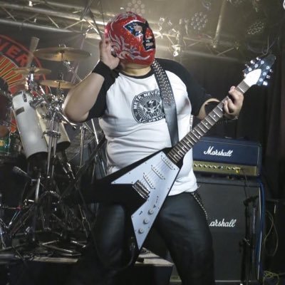 LOUDSTORMでギター(※ボーカル休業中)を担当、明るく楽しく激しく活動しています。和歌山のメタル集団「和歌山鋼鉄会」の代表(雑用係)だったりします。 LOUDSTORM/魔II拳