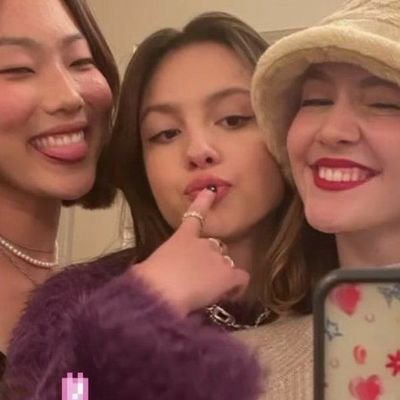 bilwalls_'s profile picture. tomando té con olivia y billie