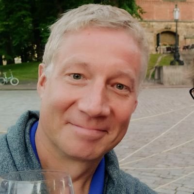 IT-yrittäjä, teekkari, dippainssi, tiedeuskovainen, ihmisyyteen ja toisiin uskova