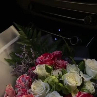 um_lu's profile picture. ‏"كن عظيما في عين نفسك حتى لا يكسرك بالحياة شيء