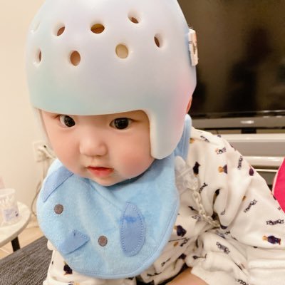 ゆうひ王子の日常をお届け TikTokフォローしてね 👉 https://t.co/0ZOWQ47RPH 生後、頭の形に異常な凹みがあると医者に診断される。頭の形を治すべく、ヘルメット治療を始める。今では頭の形も正常になり、元気な2歳児🍚YouTubeも2023年2月から配信中⬇️