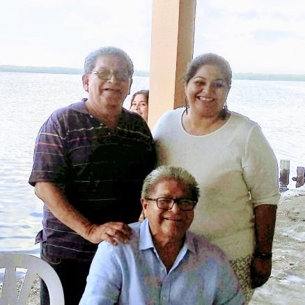 KarlaLimonTole1's profile picture. El que no vive para servir, no sirve para vivir