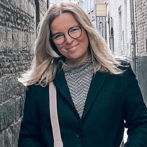 Ich bin Angie, in meiner Manufaktur im Bielefelder Osten fertigen wir Taschen und Accessoires aus nachhaltigem Qualitätsleder an.