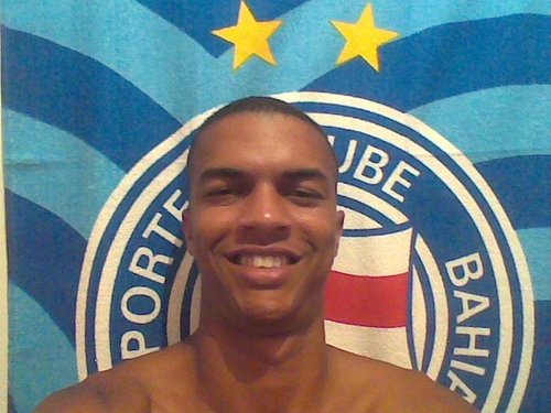 Quantas vezes nós pensamos em desistir, deixar de lado o ideal e os 
sonhos; Quantas vezes batemos em retirada com o coração amargurado pela. Mais lutamos!!!!