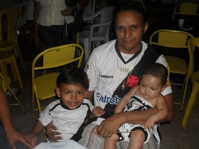 sou um cara simples.gosto de fazer amigos.adoro futebol.sou muito noveleiro.e amo musicas.