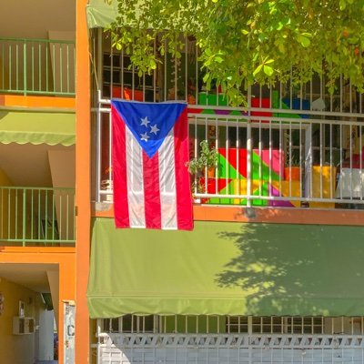 Boricua hasta el hueso, buscando progreso. Simplemente eso, mi jugo es espero, cógele el peso. - Tego Calderón