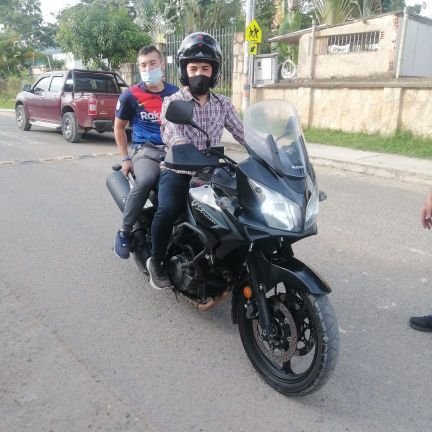 Joven de 22 años, estudiante lleno de sueños y metas; que disfruta los momentos que la vida le permite.