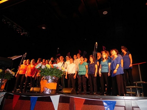 Young Voices is een Eerbeekse vereniging, met ongeveer 40 enthousiaste zangers en zangeressen. Young voices zingt in de breedste zin popmuziek!