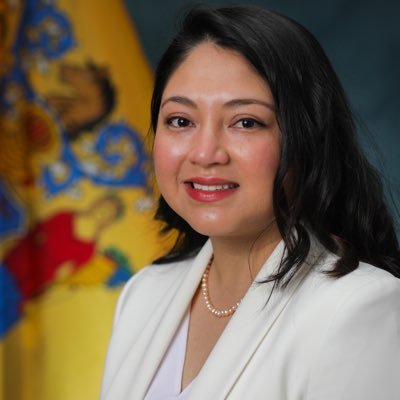 Inaugural Commissioner to the @NewJerseyCRC. Appointed by @GovMurphy. Former Director of Policy & Legislative Services @NJDeptofhealth. Latina.Views are my own.