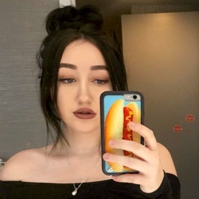 loves music, animals, bad reality shows, & writing sad songs. hates good things happenin to shitty people, spiders & googling myself.