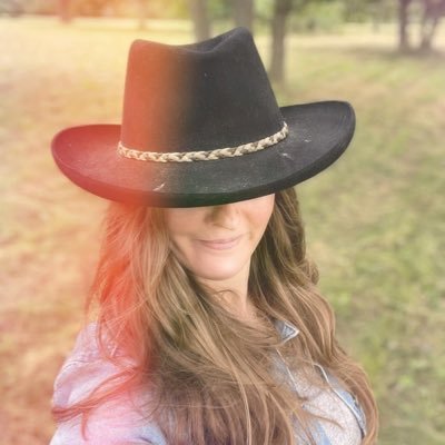 Big Animal Lover. Cowgirl and Texan by heart. Travel is m'y philosophy. Happiness is the key. Live your dreams. Peace & Love.