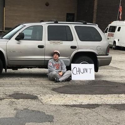 Just a guy with a chunt sign. 

host of a video game nostalgia podcast

https://t.co/4QAA82Bbbz