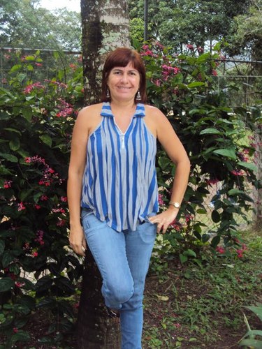 Sou uma pessoa possessiva, carinhosa , romantica e amo minha familia *-*