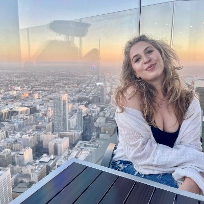 courtneyrandi's profile picture. the girl with the bun