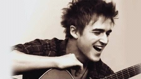 I'm Larissa just one more Paçoqueira,Star Girl, Party Girl,Galaxy Defender, Ventiladora in the world ((: