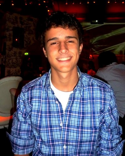 Sou o Fer Stecca, tenho 15 anos e sou um apaixonado por musica e artes, e pretendo seguir minha vida com algum dos dois
