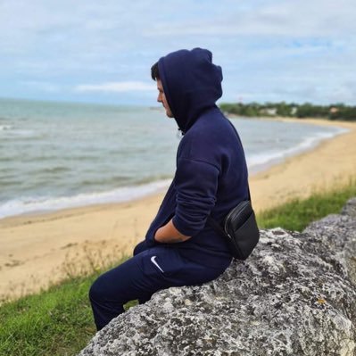 Tomlckng_'s profile picture. Je défonce des panneau stop avec ma Peugeot 207🚫 apellez moi stop-man🕶