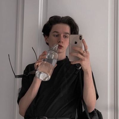 Personaje literario: —Saga meeses a tu lado.
Ig: jayrossb ||Autorizado. 🧍🏻