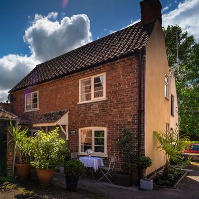 Our Immaculate detached holiday cottage. Sleeps 4 in two beautiful bedrooms A 5 minute walk from The Minster website: https://t.co/pDhQiQu4H5