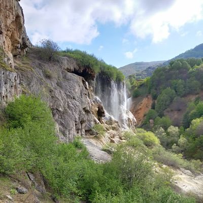 Kendine borsacı,  çokça temel analiz biraz da teknik analiz (bilmediğinden değil kazançlı görmediğinden)