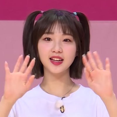 Iqyeojin's profile picture. low quality pics and loops of loona’s maknae, #yeojin