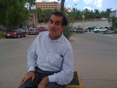 Soy un escritor y poeta nacido en la ciudad de tampico