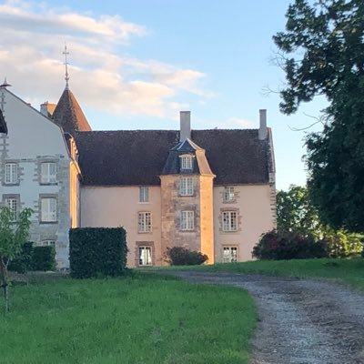 Château & ferme de Dumphlun au 💚 de la #Nièvre. Engagés pour son patrimoine historique & naturel. Un grand projet de restauration à suivre #chateauxnivernais