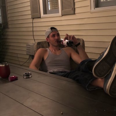 Physician and meme maker. 417 native. 605 resident. Lover of water and wine. Gym addict but not enough for rehab.