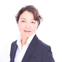 【一瞬で商品の魅力を伝えるたとえ話の専門家】父の127年続く会社を継ぐ事を望むが女には譲らないと言われ独立を決意🔥自己投資をした結果9つの資格を取得📖365日毎日泳いでいます🏊♀️たとえ話をつくる講座開催中↓ #伝える技術 #たとえ話 #コーチング #NLP #コミュニケーション #会話術