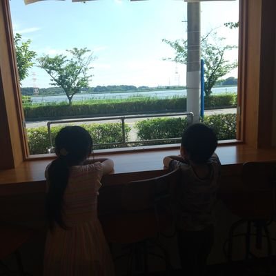 子供の頃からアトピー+多分ADHD/過去3回アトピー重症経験して現在寛解中/第1子アトピー&ASD+ADHD気まぐれ登校/運動 栄養 肌の再生能力 自律神経 低血糖ケアなどなどアトピーについて思うことをアウトプットしてます/脱保湿は自己責任/アトピーとの生き方ひたすら研究中/保湿するときはひまし油