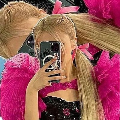 -💜ARMYBLINK🖤💗
-OT7 and OT4
-Rosé and Jungkook biased🛐
-blackpink in you area☁️
-Bangtan💜
-Spanish, english, german😌✋🏼
-Multistan
-Scorpio♏
-She/her