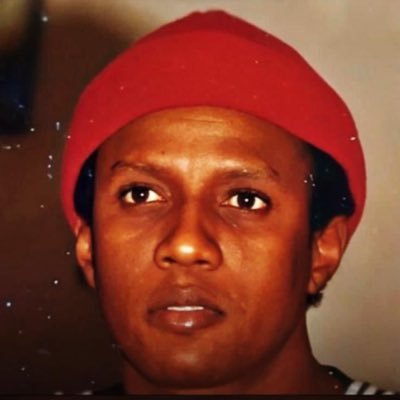 Et supporte patiemment la décision de ton Seigneur. Car en vérité, tu es sous Nos yeux. Et célèbre la gloire de ton Seigneur quand tu te lèves; S52 ; V48
