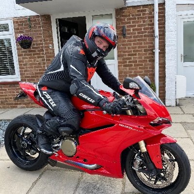 Biker. Lover of anything motorised. Missus and two amazing boys. Enjoys rock music, F1, Moto GP, BSB, WSB, BTCC, brown beer and big food....