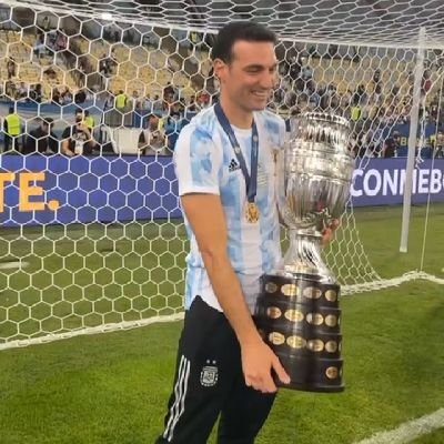 En un potrero forjo esa facha inmortal, sin experiencia no se canso de ganar, con sus cambios de mierda llegamos al mundial