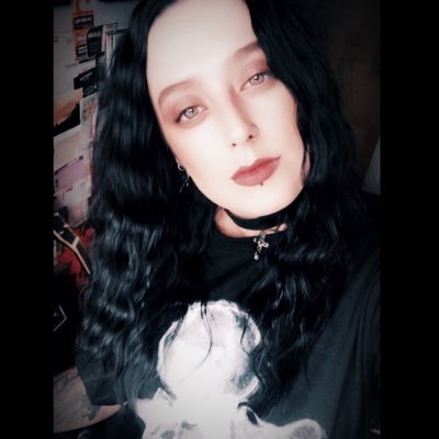 A pale, northern gig-goer! Delightfully Chaotic 🥀🕸 #GOTH 💀 MUSIC JOURNO profile: @alexaliciamedia