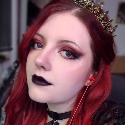 https://t.co/Qu1ImHON0x | Twitch Streamer | Graphic Design | Drawings | Cosplay  | GER I she/her
Alle meine Kanäle: https://t.co/YQIfs51SI7