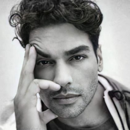 Bienvenidos, primera cuenta Fan 
en español dedicada a mi querido actor @sukruozyildiz 👑🥰