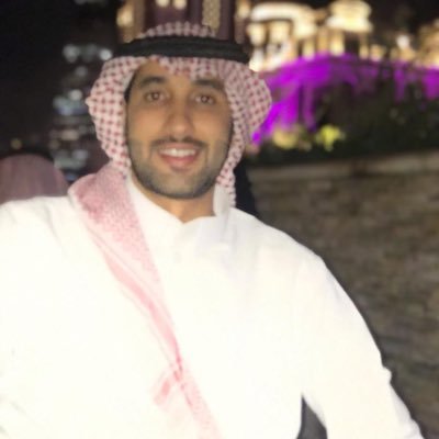 شخص بسيط، أعيش بين طموح عالي وجوانب إنسانية متناقضة. أحيانًا أُشطح، وأحيانًا أتكلف المثالية. وفي النهاية… مجرد مدير قروب واتساب.