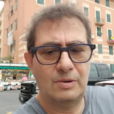 meglio vivere osando, che non conoscere né vittoria né sconfitta. Mi piace andare in moto,e tifo per la Sampdoria. email capriegi@gmail.com