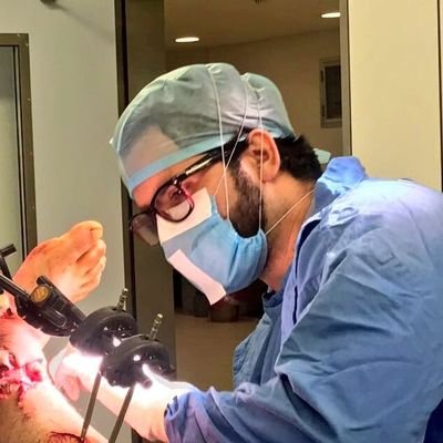Médico Traumatólogo y Cirujano Articular de profesión, pragmático en lo político, ser lo que eres, música, americano, béisbol y el boliche son mi pasión alterna