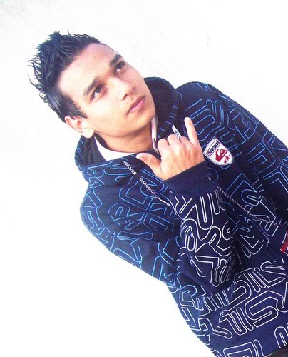 Criativoo' Comunicativoo' Interativoo' Quase um PP.. adoro cantar e pra saber mais é só seguir *-* Zeeiis ~